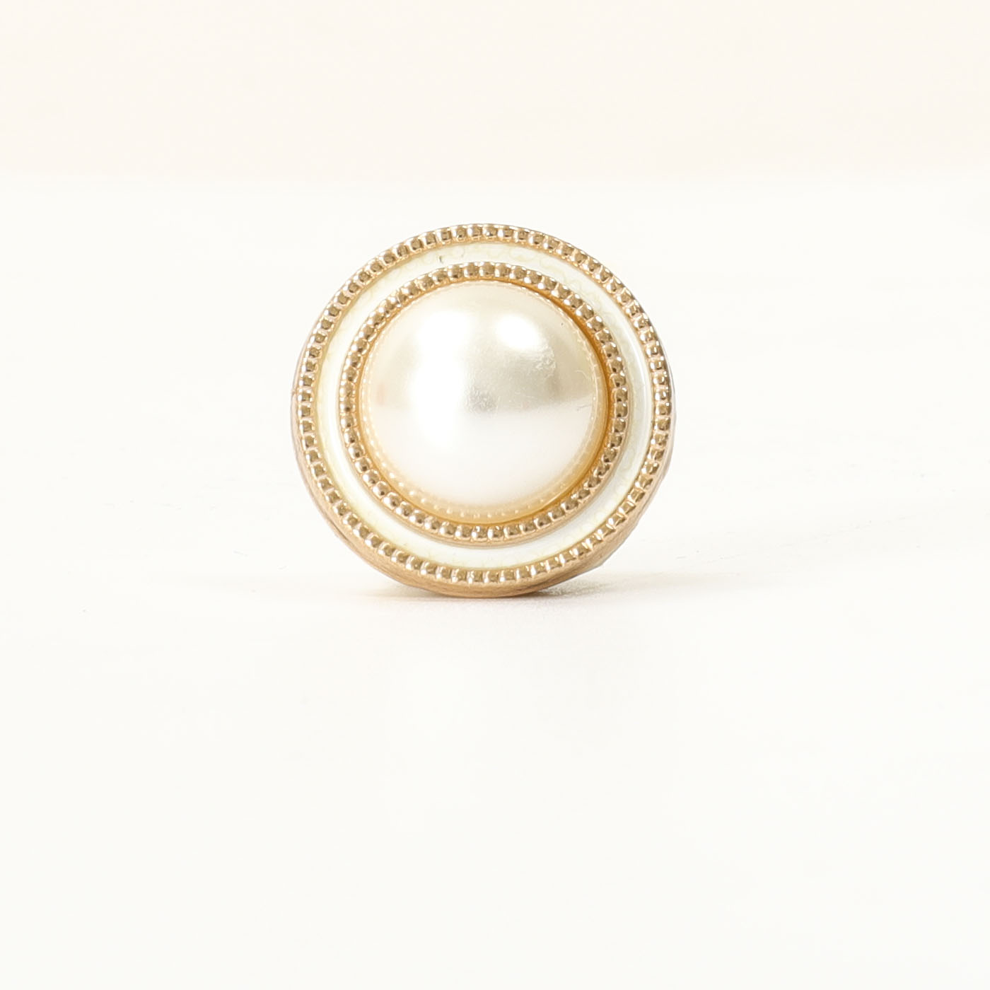 Pearl button